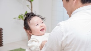 子どもをあやす男性　育児休業